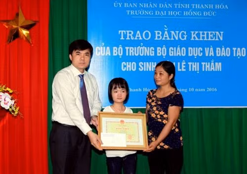 Đại diện Bộ GD&ĐT trao tặng Bằng khen cho sinh viên ĐH Hồng Đức Lê Thị Thắm