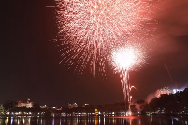 Đúng 0h ngày 1/1/2021, màn pháo hoa chào đón năm mới được bắn đồng loạt bừng sáng trên bầu trời Hà Nội trong niềm hân hoan của người dân Thủ đô.
