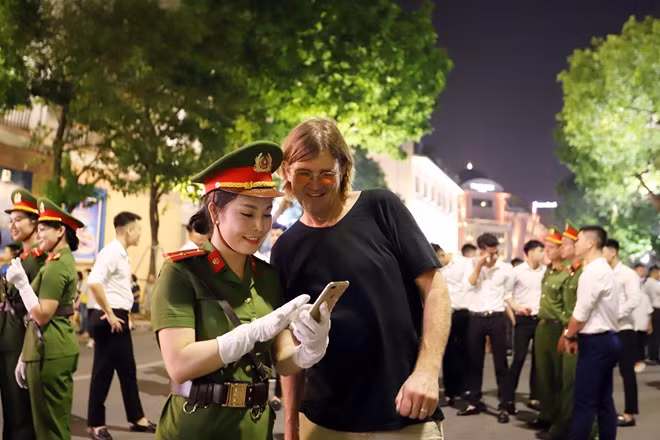 Không chỉ xinh đẹp, các cô gái luôn giữ thái độ thân thiện, gần gũi với người dân và du khách.