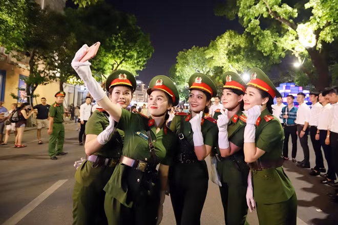 Sau giờ biểu diễn, những nữ chiến sĩ xinh đẹp cùng nhau lưu lại khoảnh khắc khó quên một chương trình biểu diễn đặc biệt.