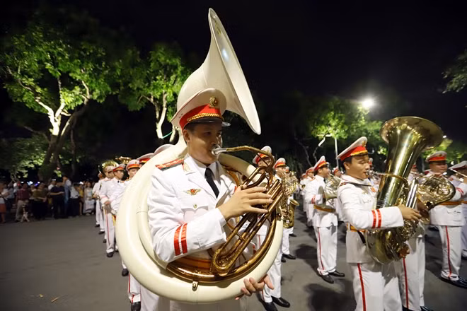 Buổi biểu diễn diễu hành quanh bờ Hồ Hoàn Kiếm là chương trình đặc biệt của các nghệ sĩ – chiến sĩ CAND nhân dịp kỷ niệm 65 năm ngày giải phóng Thủ đô và cũng là buổi ra mắt chính thức đầu tiên, khởi động cho chuỗi hoạt động, biểu diễn của Đoàn tại khu vực này.