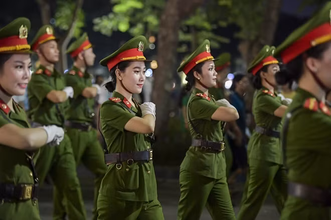 Thượng tá Đỗ Ngọc Anh, Đoàn trưởng Đoàn Nghi lễ CAND cho biết: "Đối với diễu hành đường phố, ngoài những lúc đứng theo khối cố định chúng tôi còn triển khai đội hình xếp thành khối nhỏ, đi đan xen với nhau, thể hiện sự linh hoạt của các nhạc công".