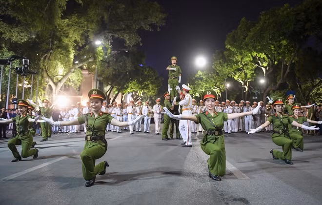 Những người chiến sỹ Công an thân thiện bên Hồ Gươm chiếm nhiều tình cảm của du khách.