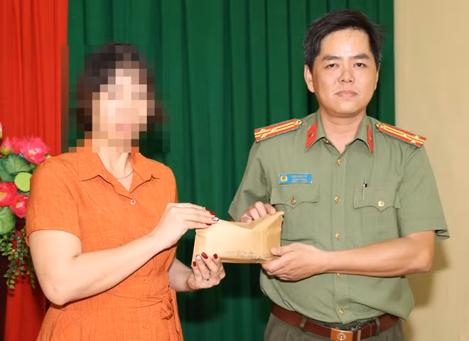 Thượng tá Cao Thiện Hải, Trưởng phòng ANKT Công an tỉnh Sóc Trăng trao trả 50 triệu đồng cho chị N.