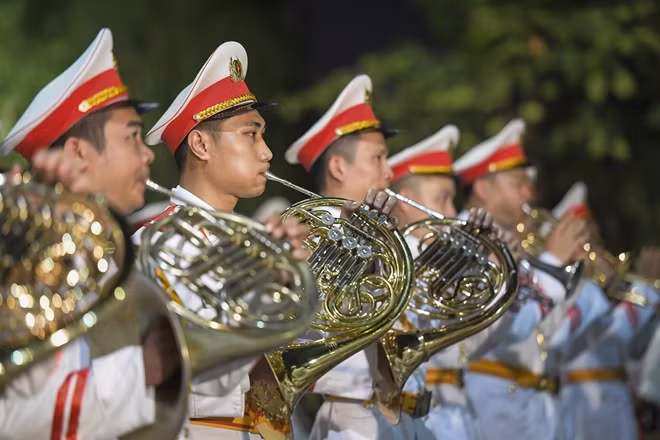 Hình ảnh những người nghệ sĩ, chiến sĩ xếp thành đội hình ngay ngắn giữa lòng đường gần như lập tức thu hút mọi ánh nhìn của người dân và sự chú ý của người dân, du khách đang có mặt trên phố đi bộ Hồ Hoàn Kiếm.