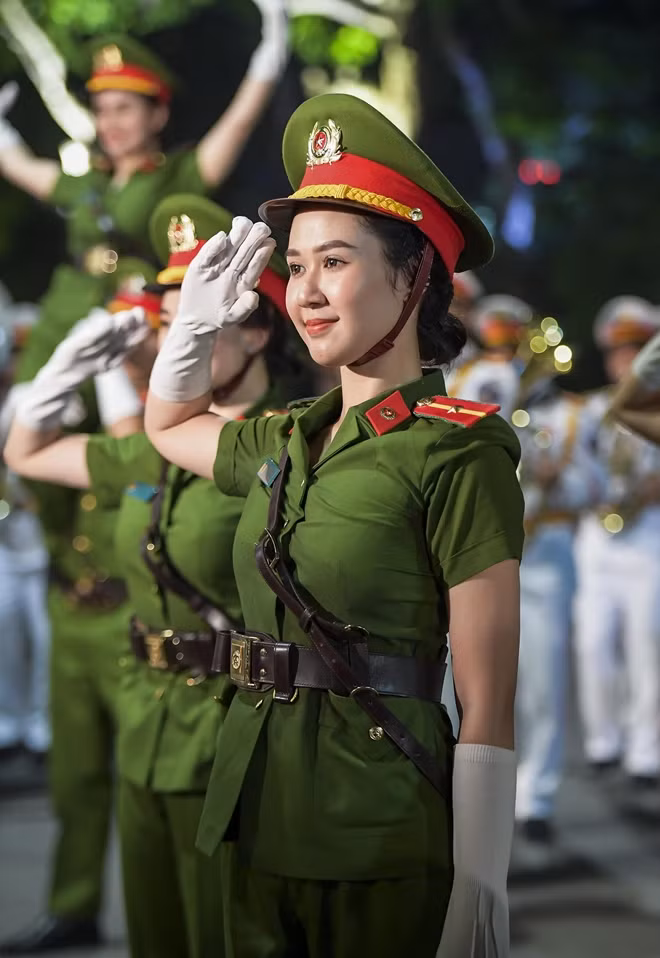 Thiếu úy Lê Diệu Linh xinh tươi trong bộ cảnh phục.