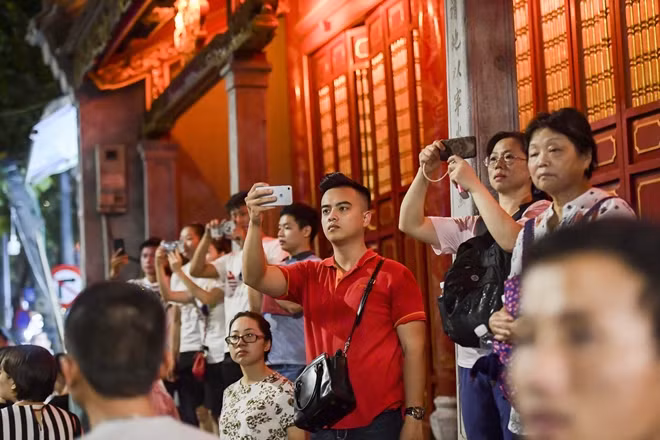 Người dân hào hứng khi được theo dõi một chương trình nghệ thuật đặc sắc và đầy ý nghĩa nhân dịp kỷ niệm 65 năm ngày giải phóng Thủ đô.