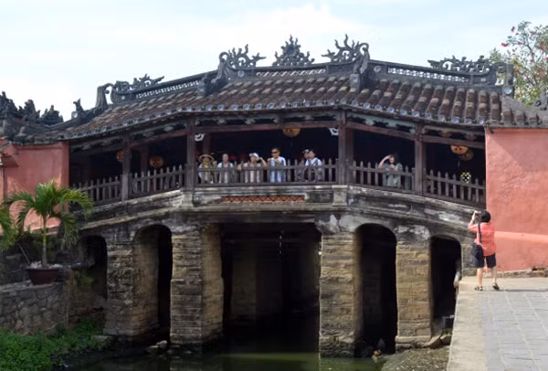 Di tích chùa Cầu đang ngày một xuống cấp nghiêm trọng.
