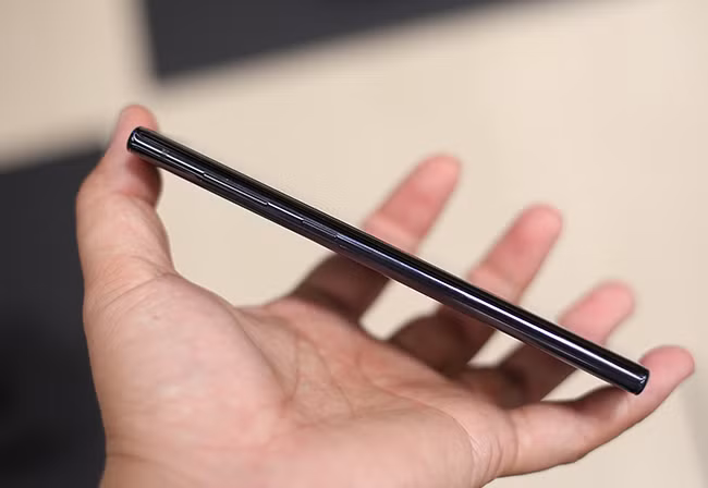 Với cả 2 phiên bản Note10, dù kích thước màn hình lớn nhưng máy vẫn gọn ghẽ trong lòng bàn tay.Cũng bởi cạnh máy mỏng và được bo cong nhẹ nhàng nên người cầm máy có cảm giác cầm nắm dễ dàng, không đau tay. Với cả 2 phiên bản Note10, dù kích thước màn hình lớn nhưng máy vẫn gọn ghẽ trong lòng bàn tay.Cũng bởi cạnh máy mỏng và được bo cong nhẹ nhàng nên người cầm máy có cảm giác cầm nắm dễ dàng, không đau tay.