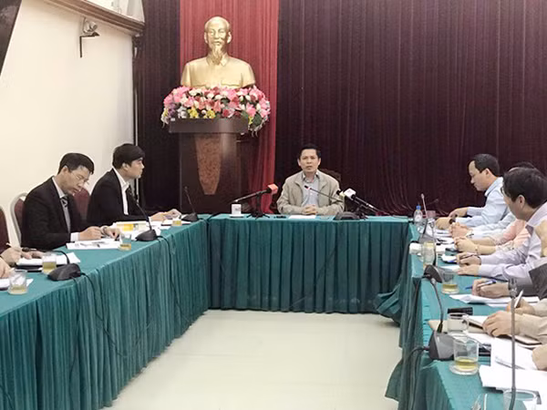 Bộ trưởng Nguyễn Văn Thể tại buổi họp.