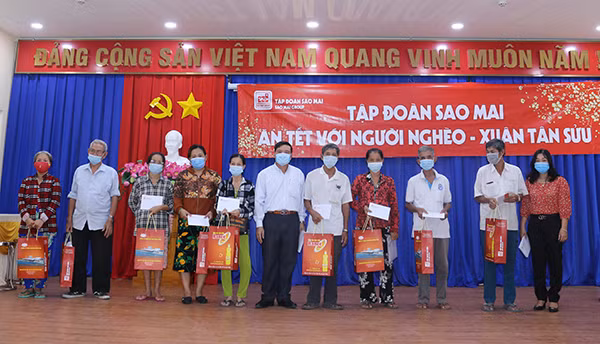 Nụ cười hạnh phúc, nụ cười được quan tâm thể hiện rõ trên gương mặt từng hộ gia đình