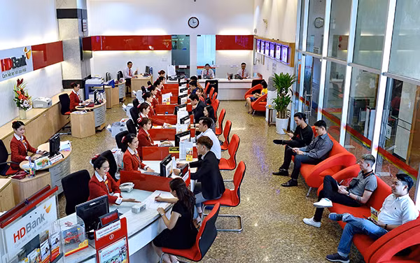 Ngân hàng tìm các biện pháp hạn chế giao dịch tiền mặt để phòng chống dịch bệnh.