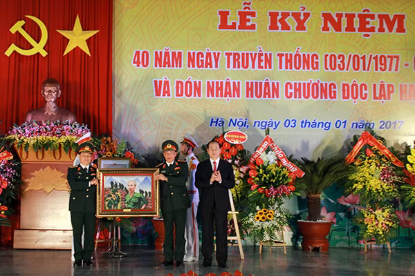 Chủ tịch nước Trần Đại Quang tặng ảnh lưu niệm cho Học viện Quốc phòng