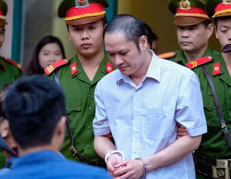 Vũ Trọng Lương rời phiên tòa chiều 16-10. Ảnh: Nam Trần. Vũ Trọng Lương rời phiên tòa chiều 16-10. Ảnh: Nam Trần.