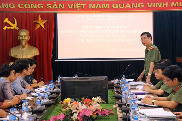 Thiếu tướng Phạm Văn Miên, Tổng biên tập Báo CAND phát biểu chào mừng đoàn nhà báo Vương quốc Campuchia. Thiếu tướng Phạm Văn Miên, Tổng biên tập Báo CAND phát biểu chào mừng đoàn nhà báo Vương quốc Campuchia.