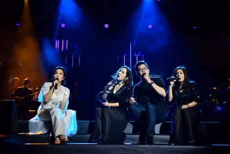 Mỹ Linh cùng nhóm bè bạn trong show diễn Thời gian.