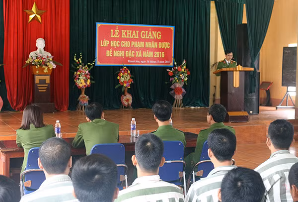 Các phạm nhân được đặc xá ở Trại giam Thanh Lâm tham gia lớp học tái hoà nhập cộng đồng.
