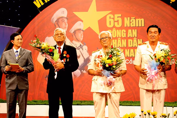 Thiếu tướng Hồ Việt Lắm (bên phải) trong một buổi giao lưu được truyền hình trực tiếp với chủ đề “CAND vì nước quên thân, vì dân phục vụ”.