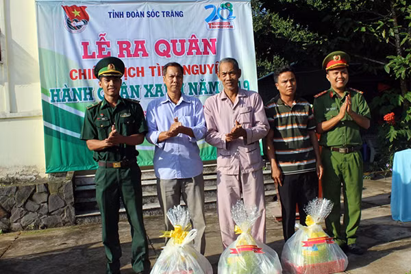 Tuổi trẻ LLVT tỉnh Sóc Trăng ra quân Chiến dịch tình nguyện “Hành quân xanh” năm 2019.