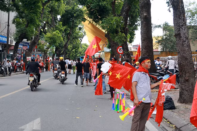 Chiều 1-9 , nhiều CĐV đã có mặt ở sân Hàng Đẫy, nơi tổ chức xem trận đấu giữa Olympic Việt Nam vs Olympic UAE. Chiều 1-9 , nhiều CĐV đã có mặt ở sân Hàng Đẫy, nơi tổ chức xem trận đấu giữa Olympic Việt Nam vs Olympic UAE.