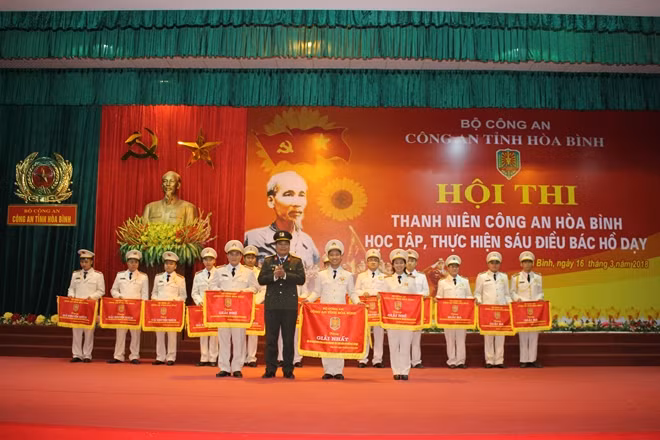 Đại tá Nguyễn Thành – Phó Giám đốc Công an tỉnh trao giải Nhất và Nhì cho các đội thi.