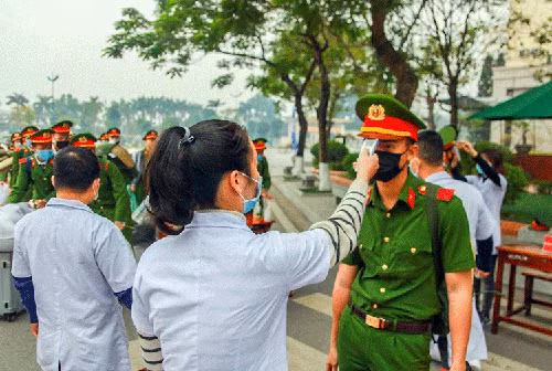 Cán bộ y tế tiến hành đo thân nhiệt hàng ngày cho cán bộ giảng viên, học viên tại Học viện CSND.