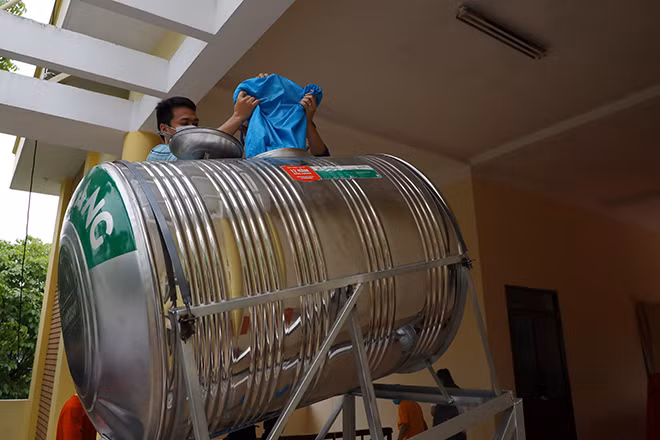 Hệ thống bồn chứa gạo và điều khiển được đặt trên tầng 2, gạo được đưa bằng đường ống nhựa xuống tầng 1 để mọi người nhận gạo.