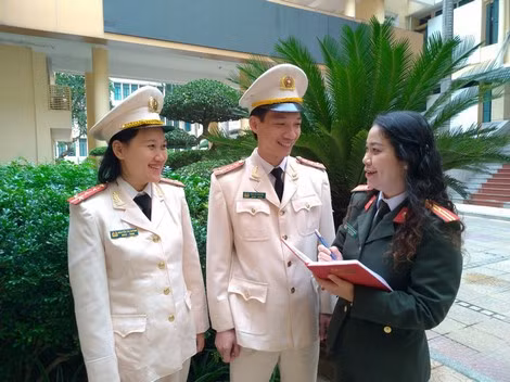 Tác giả trò chuyện cùng Đại úy Nguyễn Thị Quỳnh và Đại úy Ngô Sỹ Nguyên.