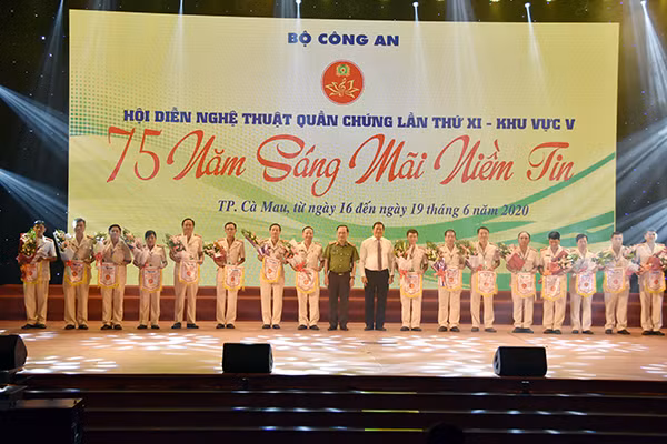 Thứ trưởng Nguyễn Văn Thành và ông Thân Đức Hưởng, Phó Chủ tịch UBND tỉnh Cà Mau tặng hoa và trao cờ lưu niệm cho các đoàn tham gia Hội diễn.