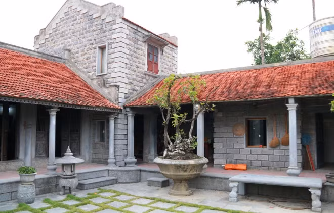 Để đủ không gian sinh hoạt cho cả nhà, gia đình bà Long thiết kế thêm một gian gác vuông bên chái. Ngày nay các con bà đều ra ở riêng và làm nghề chế tác đá, bà Long ở lại nơi này trông coi tổ đường.
