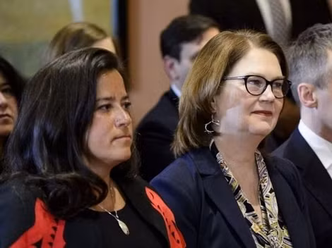 Cựu Bộ trưởng Tư pháp Wilson-Raybould (trái) và cựu Chủ tịch Ủy ban Ngân khố Jane Philpott.