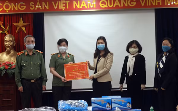 Trung tướng Trần Thị Ngọc Đẹp tiếp nhận ủng hộ từ Hội đồng doanh nhân nữ Việt Nam