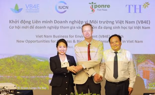 Bà Hoàng Thị Thanh Thủy (đại diện Tập đoàn TH) và các thành viên sáng lập tại lễ ra mắt VB4E Bà Hoàng Thị Thanh Thủy (đại diện Tập đoàn TH) và các thành viên sáng lập tại lễ ra mắt VB4E