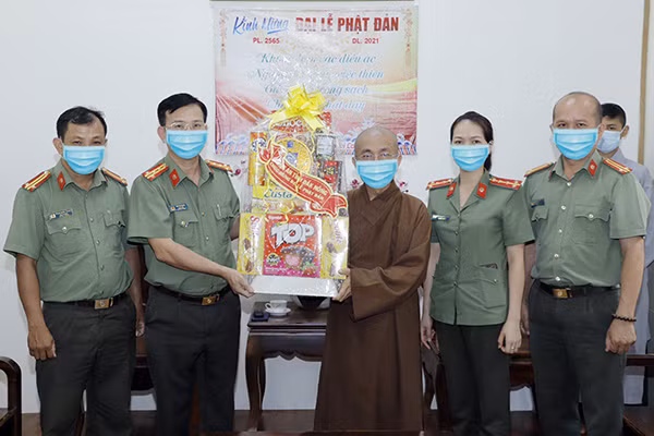 Đại tá Hồ Văn Mười chúc mừng các vị chức sắc, tăng ni, phật tử Chùa Pháp Hoa nhân dịp Đại lễ Phật Đản 2021 - Phật lịch 2565.