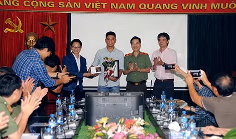 Thiếu tướng Phạm Văn Miên - Tổng Biên tập Báo CAND trao giải nhất cho tác giả.