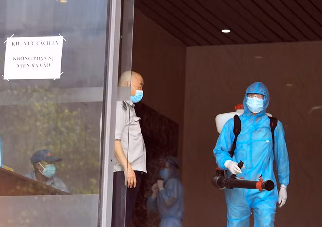 Phun khử khuẩn tại chung cư Hồ Gươm Plaza.
