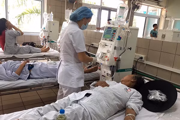 Bệnh nhân ở Hoà Bình chạy thận nhân tạo ở Bệnh viện Bạch Mai