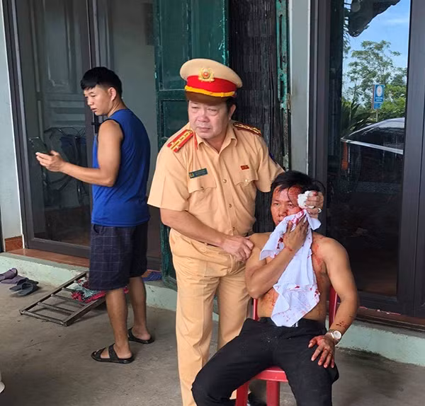 Đại tá Lê Văn Chiến, Trưởng phòng CSGT Công an tỉnh Thanh Hóa đập cửa kính, cứu anh Hùng ra khỏi chiếc ô tô bị tai nạn Đại tá Lê Văn Chiến, Trưởng phòng CSGT Công an tỉnh Thanh Hóa đập cửa kính, cứu anh Hùng ra khỏi chiếc ô tô bị tai nạn