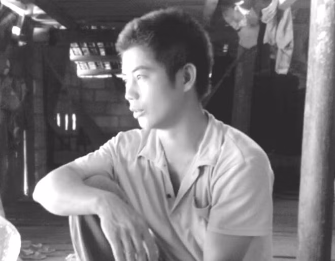 Anh Lâm Văn Bào, Trưởng xóm Lũng Rì cho biết, nghề làm ngói máng càng ngày càng khó khăn.