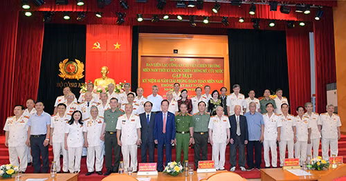 Thứ trưởng Lê Quý Vương, Thứ trưởng Trần Quốc Tỏ, Thứ trưởng Bộ LĐ-TB&XH Nguyễn Văn Hồi và các đại biểu tại buổi gặp mặt .