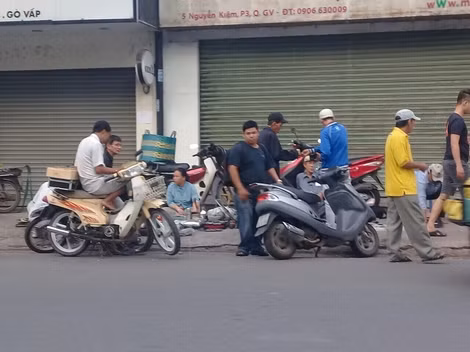 Mới sáng sớm nhưng việc trao đổi mua bán diễn ra nhộn nhịp.