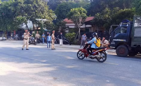 Lực lượng CSGT Công an huyện Tiên Phước triển khai đợt cao điểm tổng kiểm soát phương tiện cơ giới đường bộ.