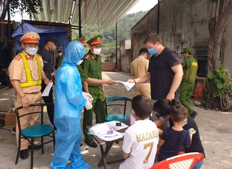 Công an Đà Nẵng hướng dẫn khách nước ngoài viết tờ khai y tế. Công an Đà Nẵng hướng dẫn khách nước ngoài viết tờ khai y tế.