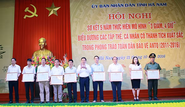 Chủ tịch UBND tỉnh Hà Nam tặng Bằng khen cho 9 tập thể có thành tích xuất sắc Chủ tịch UBND tỉnh Hà Nam tặng Bằng khen cho 9 tập thể có thành tích xuất sắc