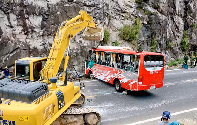 Cẩu kéo xe ô tô bị tai nạn ra khỏi hiện trường.