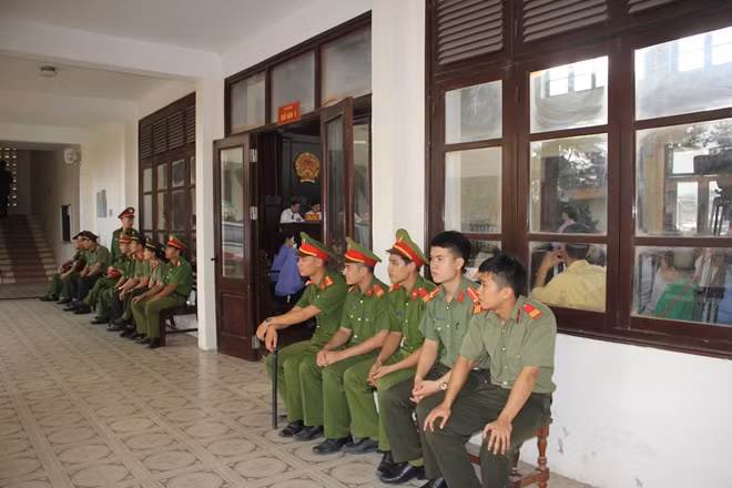 Lực lượng Công an bảo vệ trước phòng xử án