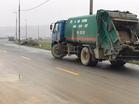 Cánh tài xế chở rác cho hay, việc người dân chặn đường diễn ra thường xuyên.