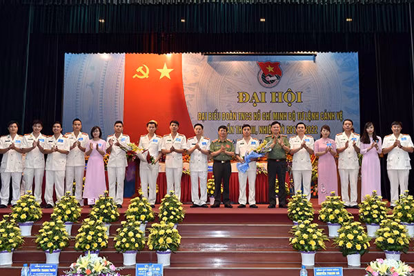 Tư lệnh Bộ Tư lệnh Cảnh vệ Nguyễn Thanh Hà tặng hoa chúc mừng các đồng chí trong Ban Chấp hành lâm thời nhiệm kỳ 2017-2022.