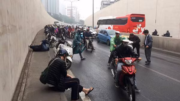 Hầm chui Kim Liên hỗn loạn do đường trơn. Ảnh: K.S.Đ.P