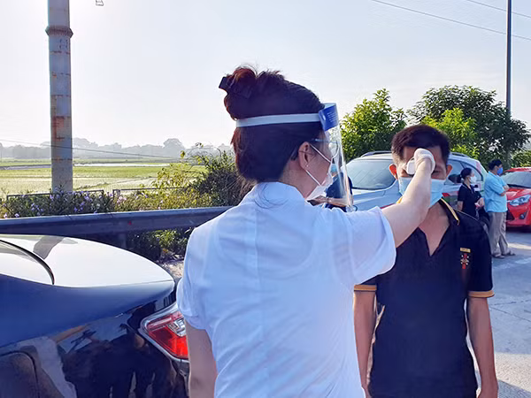 Tài xế được đo thân nhiệt và khai báo y tế.